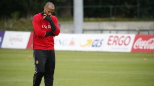 Thierry Henry funderar på hur Arsenal ska ta sig till Champions League. Thierry Henry går.