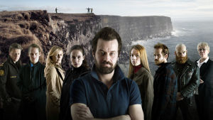 Huvudkaraktärerna i Lava. Från vänster Jens (Sveinn Þ. Geirsson), Ari (Atli Rafn Sigurðsson), Marín (María Ellingsen), Gréta (Heida Reed), Helgi (Björn Hlynur Haraldsson), Dísa (Unnur Birna Jónsdóttir), Gísli (Jóhann G. Jóhannsson), Skepparen (Jón Páll Eyjólfsson) och Edda (Tinna Gunnlaugsdóttir). Lava (12)