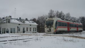 Tunnelbygget kommer först. En rälsbuss vid en plankorsning i vintriga Hangö.