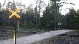 Många detaljer är ännu öppna såsom finansieringen och vad man exakt gör vid de olika korsningarna. En oövervakad järnvägsövergång.