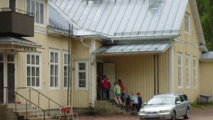 Sannäs skola i Karis är en av de fastigheter som Raseborg ska sälja. Elever går uppför trappan in i träskola.