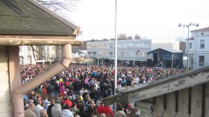 Det var mycket folk på torget i Ekenäs på folkfesten. Folkfest för Mikko Sipola på Ekenäs torg