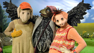 Kråk-Fia, här mellan Bärtil och Isa Gris, är en högljudd typ som gillar att rappa. Bärtil