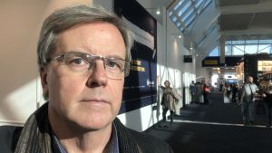 Svenska Yles USA-korrespondent Bengt Östling. Bengt Östling på La Guardia-flygfältet i New York