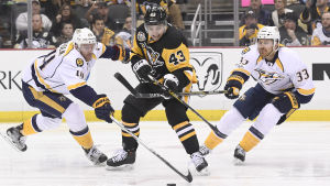 Pittsburgh och Nashville möts i finalserien. Conor Sheary kämpar om pucken med Mattias Ekholm
