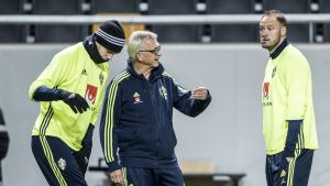 Lasse Richt (i mitten) diskuterar med Andreas Granqvist. Lasse Richt diskuterar med Andreas Granqvist.