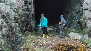 Emma Hakanen och Lauri Kapanen klättrade i klippor på Stora Träskö när de hittade den gamla flaskposten. Två barn leker vid en brant klippa.
