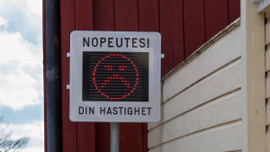 Gubben får en sur min om bilisterna överskrider hastighetsbegränsningen på 15 kilometer i timmen. bild på hastighets metare