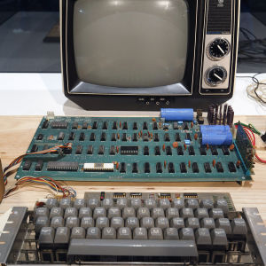 Apple I, en mikrodator byggd 1976 av Steve Wozniak Apple-1 dator byggd 1976 av Steve Wozniak