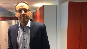 Kristian Smedlund är undervisningsråd vid Utbildningsstyrelsen. Utbildningsstyrelsens undervisningsråd Kristian Smedlund i en korridor med röda skåp.