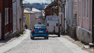 Kyrkogatan är smal och möts två bilar blir det inte mycket plats för fotgängare. bild på bilar som kör