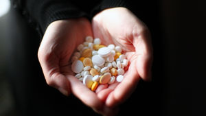 Medicinrester kan finnas kvar i avloppsslammet - också efter att det har behandlats i en anläggning. Erilaisia lääkkeitä kourassa.