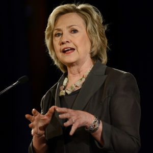 Hillary Clinton håller ett tal om ekonomi på New York University Leonard N. Stern School of Business, i New York, den 24 juli 2015.