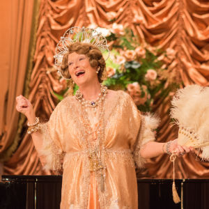 Meryl streep sjunger iklädd glittrande klnning.