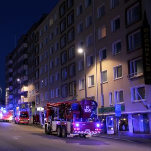 Brandbilar, ambulander och polispatruller på nattligt uppdrag.