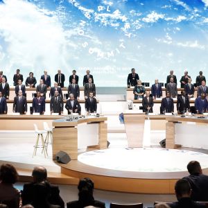 Värdsledare står uppradade framför stor vägg där det står "one Planet Summit".