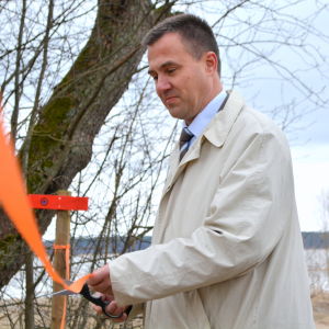 Fredrick von Schoultz invigde utställningen. Biträdande stadsdirektören i Borgå klipper band