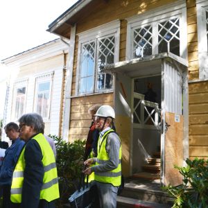 Arkitekter utanför domprostgården.