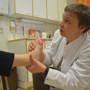 Åsa A Westerlund undersöker en fot. 