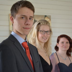 Alex Juslin, Patricia Peltonen och Malena Snellman fick på fredagen sina slutbetyg. Ung man och två och unga kvinnor i festkläder.