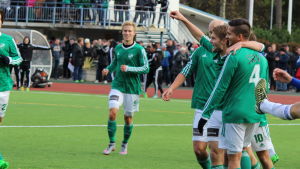 Efter fyra och en halv match fick GrIFK för första gången fira mål (arkivbild). Petter Meyer firar en fullträff i kvalet till division ett 2015.
