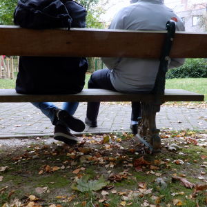 Kaksi entistä turkkilaissotilasta Brysselissä. Miehet ovat hakeneet turvapaikkaa Belgiasta. NIstuvat penkillä, eivät näytä kasvojaan.