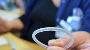 P-ringen är ett alternativ till p-piller som gör att hormonerna utsöndras jämnare under menscykeln. Eija Väänänen visar upp en p-ring