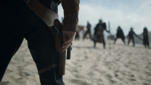 Vem drar först? Närbild på Han Solos (Alden Ehrenreich) hand just innan han skall dra sitt vapen.