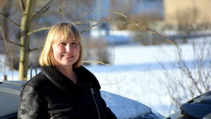 Sabina Lindström, miljöutbildare på Östra Nylands Avfallsservice Ab. Kvinna ute i vårsolen.