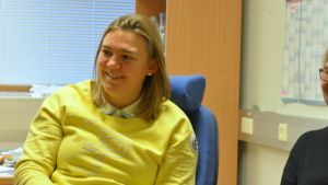 Alexandra Forsén, teknisk chef och vattenverkschef i Ingå, trivs med att arbeta för Ingå kommun.. Närbild av en leende Alexandra Forsén, teknisk chef och vattenchef i Ingå.
