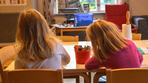 Korsholm har höjt timantalet på eget initiativ. Barn som tecknar på daghemmet