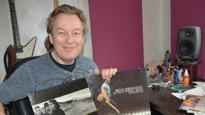 Mats Prost hemma i sin egen studio i Pargas. Mats Prost visar upp två LP-skivor med Bruce Springsteen och U2.