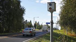 Den 1 oktober börjar fortkörning på 7 km/h över hastighetsbegränsningen ge böter på landsvägarna. Tidigare låg gränsen på 8 km/h. Trafiksäkerhetskamera vid landsväg.