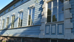 Den förra konstskolan i Borgå är i dag två stora lägenheter. Borgå stad vill sälja värdefastighet mittemot Runebergs hem
