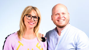 Eva Kela är producent för Vega Lördag och Vega Söndag. Personporträtt på Eva Kela och Christian Bertell.