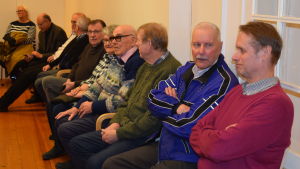 Omkring tio kommuninvånare kom till fullmäktigemötet som publik för att följa med omröstningen vid kommundirektörsvalet. Åhörare på fullmäktigemötet.
