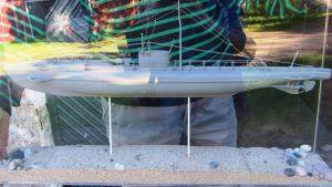 Henry Forssell utanför Rönnäs skärgårdsmuseum med en miniatyrmodell av ubåten UC57 i famnen. Modellubåten är gjord av båtbyggare Åke Stenvik. Henry Forssell utanför Rönnäs skärgårdsmuseum med en miniatyrmodell av ubåten UC57 i famnen. Modellubåten är gjord av båtbyggare Åke Stenvik.