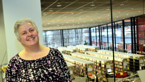 Chatarina Latvala tar gärna emot förslag på böcker till utställningen. bibliotekarie står framför huvudsalen.