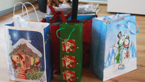 Årets Julhjälp samlade in många klappar åt behövande familjer. En samling påsar med julklappar.