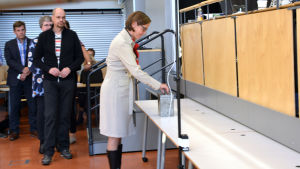Stadsstyrelseordförande Mia Heijnsbroek-Wirén var den första att avlägga sin röst. Mia Heijnsbroek-Wirén röstar i stadsdirektörsvalet i Lovisa