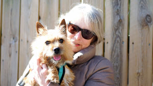 Yvonne Nykopp med hunden Freja stortrivs på familjens smultronställe i Padva. Yvonne Nykopp håller i sin hund.