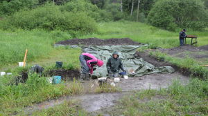 Utgrävningarna har försvårats på grund av det regniga vädret. Arkeologiska utgrävningar vid Raseborgs slottsruiner.