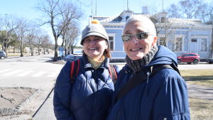 Nina Rejström och Ludowica Eklund tycker det ska vara fritt att få lämna småbåtar på stränderna. Nina Rejström och Ludowica Eklund i Hangö
