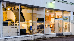 Man kan beundra ateljén utifrån eftersom den finns i en gammal banklokal Kristina Elos ateljé utifrån sett
