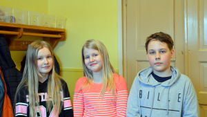 Vanessa Lindman, Ida Laitinen och Rasmus Siira. Skolelever inne i korridoren.
