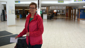 Rose-Marie Harri vill ha besked om sjukhusets framtid. Rose-Marie Harri i VCS aula.