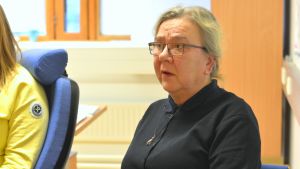 Förvaltningschef Eija Taskinen berättar att det är en medveten strategi att ha lika lön för alla. Närbild av Eija Taskinen, förvaltningschef i Ingå, när hon pratar.