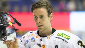 Mikael Ruohomaa missar matchen mot Sport. Mikael Ruohomaa tar av sig hjälmen under en match.