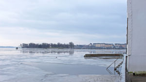 Här simmar Kulturbastuns gäster. I närheten finns bara en gångväg, och ingen biltrafik. I de senaste planerna för Kronbroarna ska en spårvagnsbro mot Sumparn byggas på den plats där fotografen står. Kulturbastu, kronbroarna
