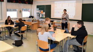 Det digitala blir allt viktigare i skolan. Rektor Jennie Ahtola i en klass. Klassrum i Höjdens skola i Tenala.